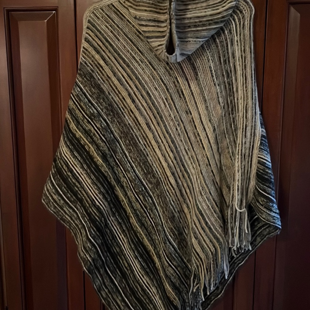Beautiful boutique very very soft knit poncho great for fall
